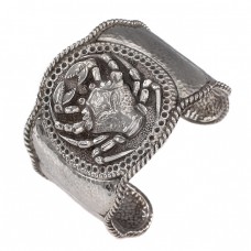 Brățară cuff din argint martelat decorată cu un crab redat prin repousse  Brățară cuff din argint martelat decorată cu un crab redat prin repousse