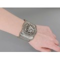 Brățară cuff din argint martelat decorată cu un crab redat prin repousse 