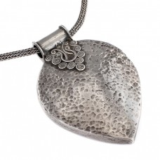 Colier etnic accesorizat cu o impresionantă amuletă indiană Yoni Colier etnic accesorizat cu o impresionantă amuletă indiană Yoni