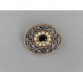 Broșă victoriană din aur galben 18 k decorată cu safir natural, perle și diamante naturale 0.24 CT montate în argint | cca. 1900 