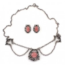 Set de bijuterii format din colier esclavage și cercei clips din argint decorat cu rodocrozite | Germania cca. 1960 Set de bijuterii format din colier esclavage și cercei clips din argint decorat cu rodocrozite | Germania cca. 1960