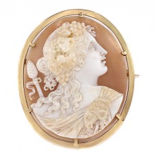 Impresionantă broșă edwardiană din aur 18 k decorată cu o camee naturală Diana - Artemis | Marea Britanie cca.1910  Impresionantă broșă edwardiană din aur 18 k decorată cu o camee naturală Diana - Artemis | Marea Britanie cca.1910