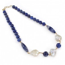 Colier modernist decorat cu lapis lazuli și perle baroce Keshi | Statele Unite anii 2000 Colier modernist decorat cu lapis lazuli și perle baroce Keshi | Statele Unite anii 2000