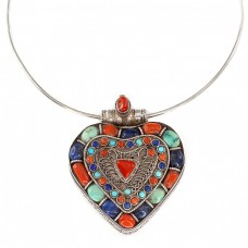 Colier choker din argint cu impresionantă amuletă Gau tibetană decorată cu turcoaze himalayene, lapis lazulii și corale | Nepal cca.1950 Colier choker din argint cu impresionantă amuletă Gau tibetană decorată cu turcoaze himalayene, lapis lazulii și corale | Nepal cca.1950