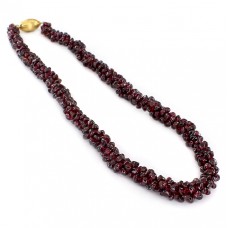 Colier etnic sino-tibetan Bodhimala cu granate naturale și închidere din argint aurit | India cca. 1950 - 1970 Colier etnic sino-tibetan Bodhimala cu granate naturale și închidere din argint aurit | India cca. 1950 - 1970
