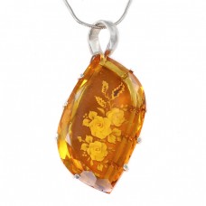 Colier din argint cu pandant din chihlimbar natural sculptat intaglio | atelier Gdansk | Polonia cca. 1970 Colier din argint cu pandant din chihlimbar natural sculptat intaglio | atelier Gdansk | Polonia cca. 1970
