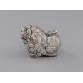 Veche casetă khemeră Foo Dog din argint  pentru betel și mirodenii | Cambodgia cca. 1940