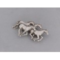 Broșă americană din argint stilizată sub forma unui grup de cai mustang | Statele Unite cca. 1970