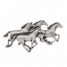 Broșă americană din argint stilizată sub forma unui grup de cai mustang | Statele Unite cca. 1970 Broșă americană din argint stilizată sub forma unui grup de cai mustang | Statele Unite cca. 1970
