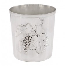 Pahar din argint decorat cu motive viticole au repousse | manuafctură de atelier Brandimarte |  Italia cca.1980 Pahar din argint decorat cu motive viticole au repousse | manuafctură de atelier Brandimarte |  Italia cca.1980