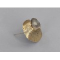 Broșă brutalistă mid-century manufacturată în argint aurit și agat druzy natural | Vulcano | Statele Unite cca. 1960