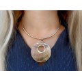 Choker din argint accesorizat cu un impresionant pandant decorat cu sidef de scoică Paua 