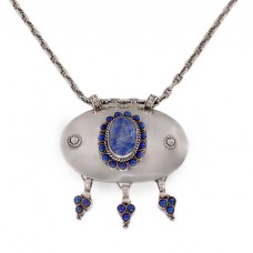 Colier Chain d'ancre accesorizat cu o impresionată amuletă indiană manufacturat în argint decorat cu lapis lazului  Colier Chain d'ancre accesorizat cu o impresionată amuletă indiană manufacturat în argint decorat cu lapis lazului