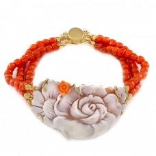 Brățară multistrand din argint aurit decorată cu anturaje de coral narural și camee florală | Italia | cca. 1970 Brățară multistrand din argint aurit decorată cu anturaje de coral narural și camee florală | Italia | cca. 1970