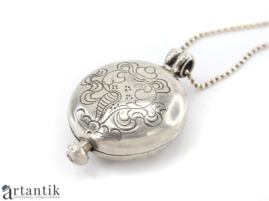 internal Modish Repeated Colier din argint accesorizat cu o veche amuletă locket tibetană | Gau | Nepal internal Modish Repeated Colier din argint accesorizat cu o veche amuletă locket tibetană | Gau | Nepal