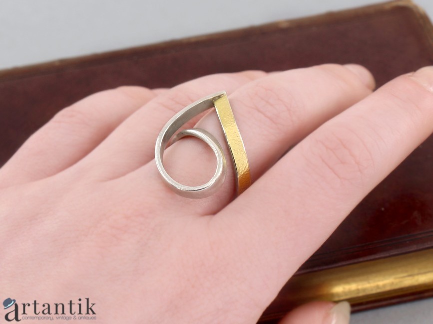 never Misfortune Wrongdoing Inel statement contemporary din argint și aur 18 k | atelier Emily Catherine Johnson | Statele never Misfortune Wrongdoing Inel statement contemporary din argint și aur 18 k | atelier Emily Catherine Johnson | Statele