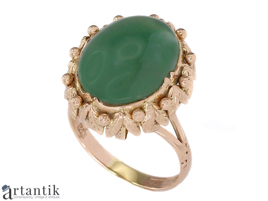 Mover Damn it Sunny Inel vintage chinezesc din aur 14k decorat cu un anturaj de jad verde natural | cca. Mover Damn it Sunny Inel vintage chinezesc din aur 14k decorat cu un anturaj de jad verde natural | cca.