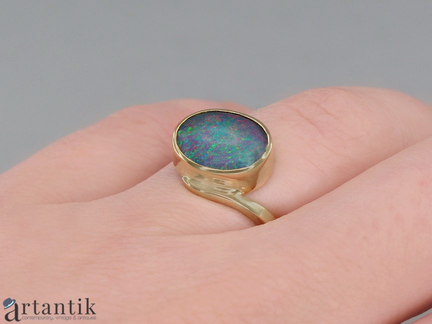 Pană complicat Bibliografie Inel din aur 14 k decorat cu un spectaculos Opal Natural Australian | atelier ArtAntik Gallery Pană complicat Bibliografie Inel din aur 14 k decorat cu un spectaculos Opal Natural Australian | atelier ArtAntik Gallery